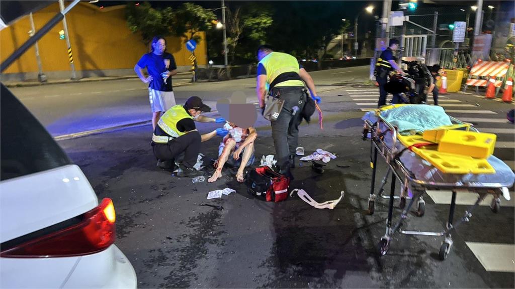 快新聞／暗夜闖紅燈！新北中和1機車高速撞轎車「原地起飛」重摔在地　奇蹟僅受輕傷