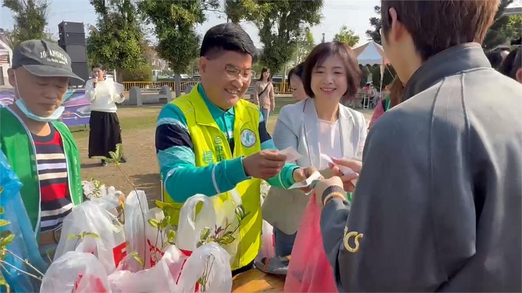 台中瘋搶「招貴人」樹苗 何欣純諷改善空污不是口號