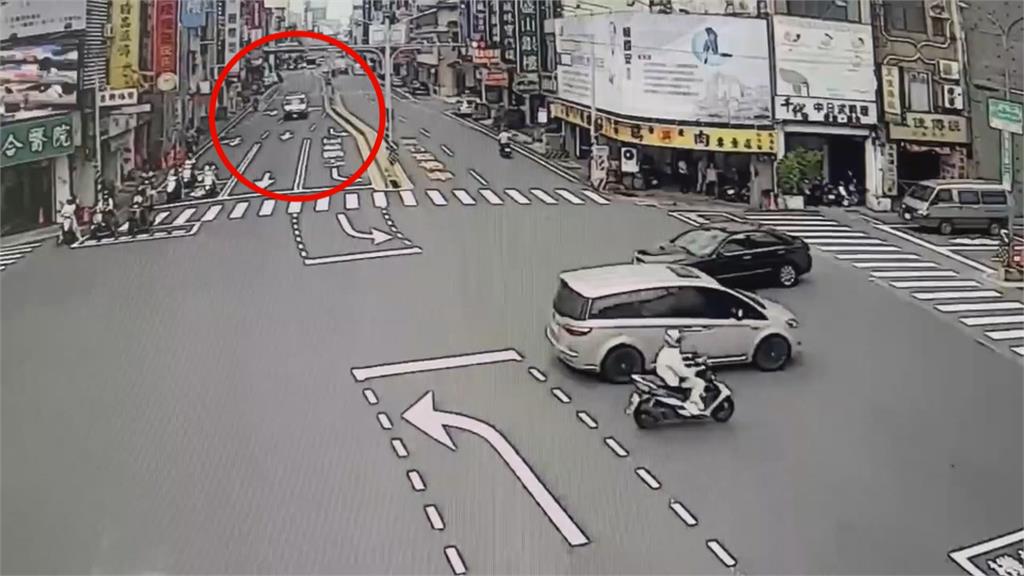 台南救護車執勤載病患 騎士疑未注意路口直撞倒地