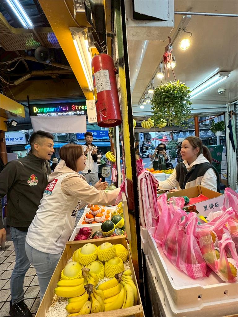 中正萬華擬參選人張銘祐勤掃街　新北市議員陳乃瑜現身送暖