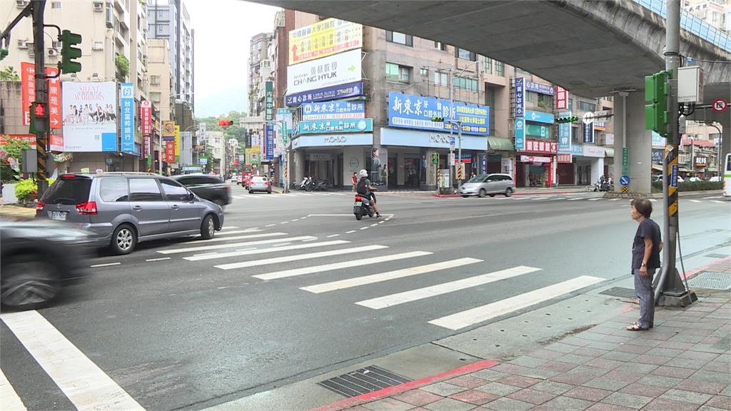 內湖怪男大馬路對車狂罵！　出手拍打待轉車輛用路人嚇壞