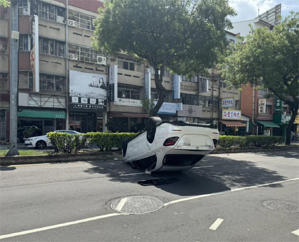 快新聞/一早就酒駕?台中男撞分隔島後翻車 酒測值超標遭送辦