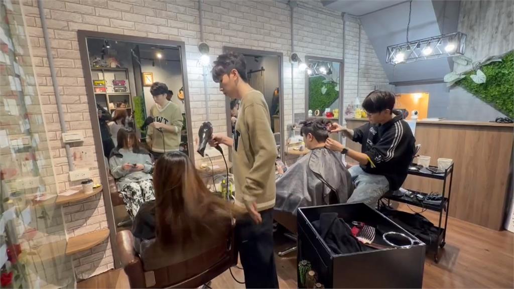 開到半夜的「夜貓美髮店」　親人「招財貓」賣萌攬客