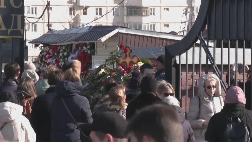 數千人湧納瓦尼墓園獻花 哀悼隊伍長500公尺