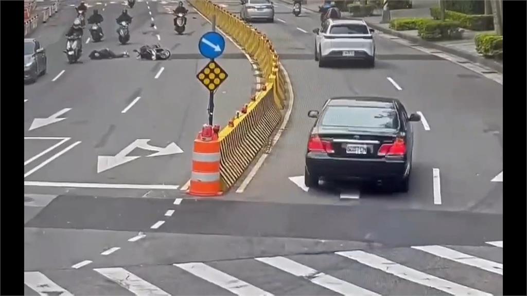 安全帽沒扣就騎上路「噴飛」 後方騎士閃避不及慘摔車