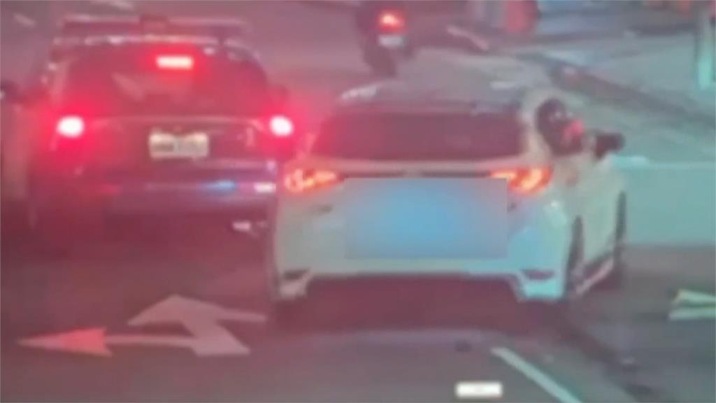 太扯！執勤沒開警示燈？　員警路中驟停害後車險撞
