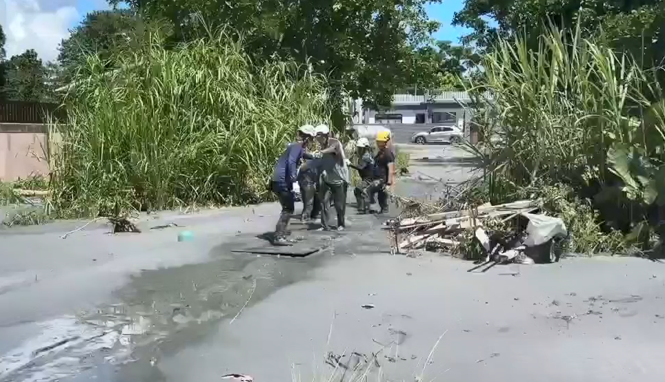 快新聞／花蓮災區泥濘嚴重！遇民眾跌趴泥流受困　高市特搜隊路過協助脫困