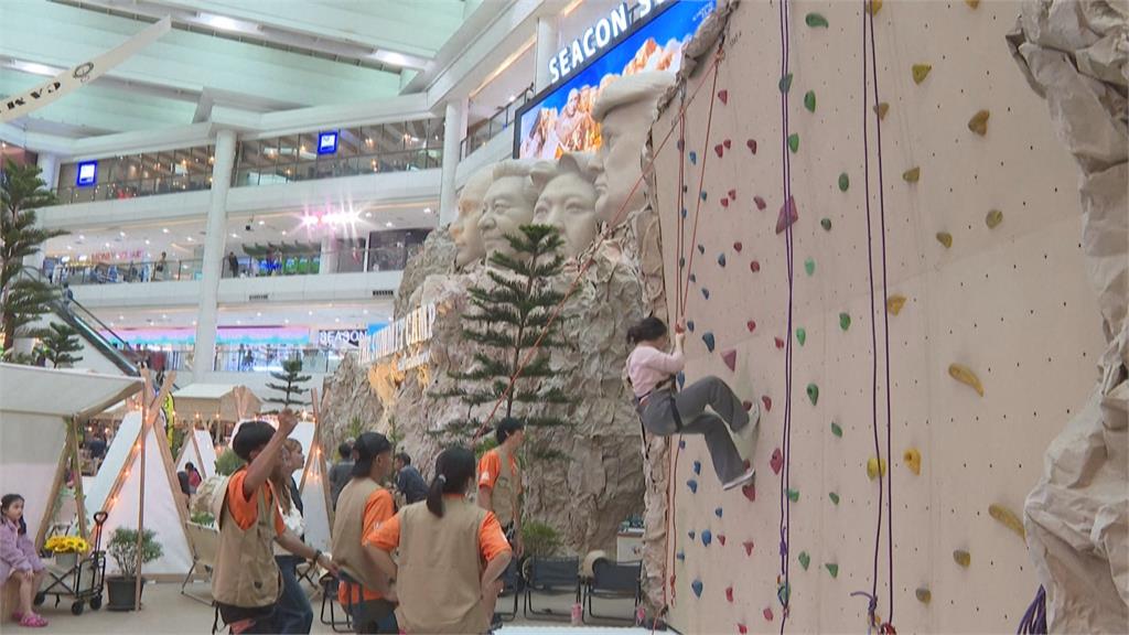 曼谷商場快閃兩週「總統山」 復刻「全球四大領袖」同框成打卡熱點