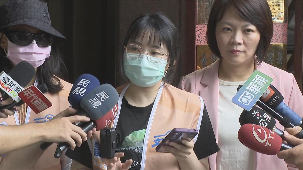快新聞/惡劣!罷團志工遭揮拳辱罵 簡舒培陪同提告嗆賴士葆:你的高度呢?