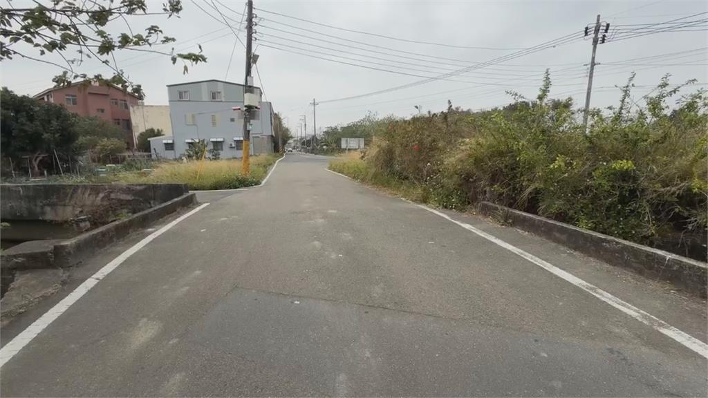 男失控朝街頭路人大小聲 持器械猛砸地面嚇壞民眾