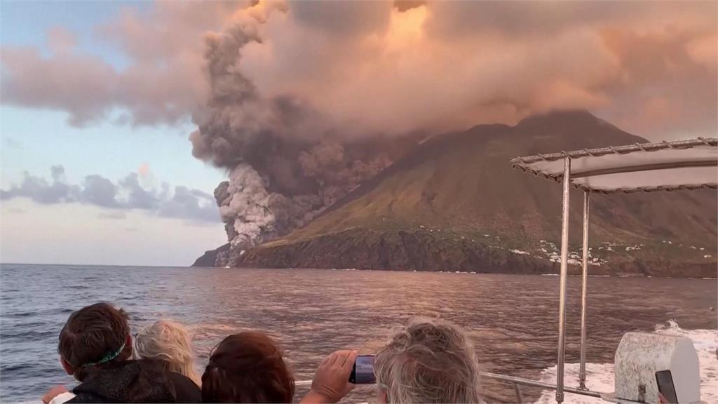 義大利火山噴發熔岩流灌入海中 遊客搭船搶看奇觀