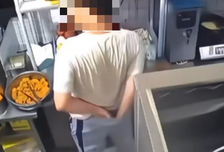 炸雞店員躲廚房「偷挖屁股」沒洗手就包餐！超噁20秒嚇翻網：今晚加菜了