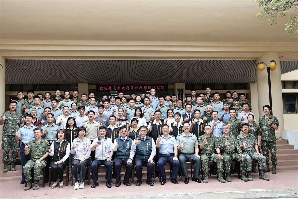 中秋慰勞國軍　黃偉哲贈慰勞金與農特產感謝官兵