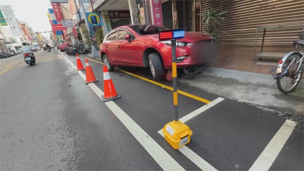 疑精神不濟 婦開車買早餐撞斷消防栓 水柱噴3米高