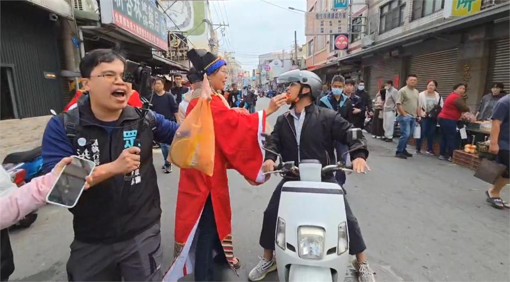 快新聞/黃國昌彰化掃街遭嗆!阿伯狂喊臭俗辣 志工硬塞糖果被一掌甩開