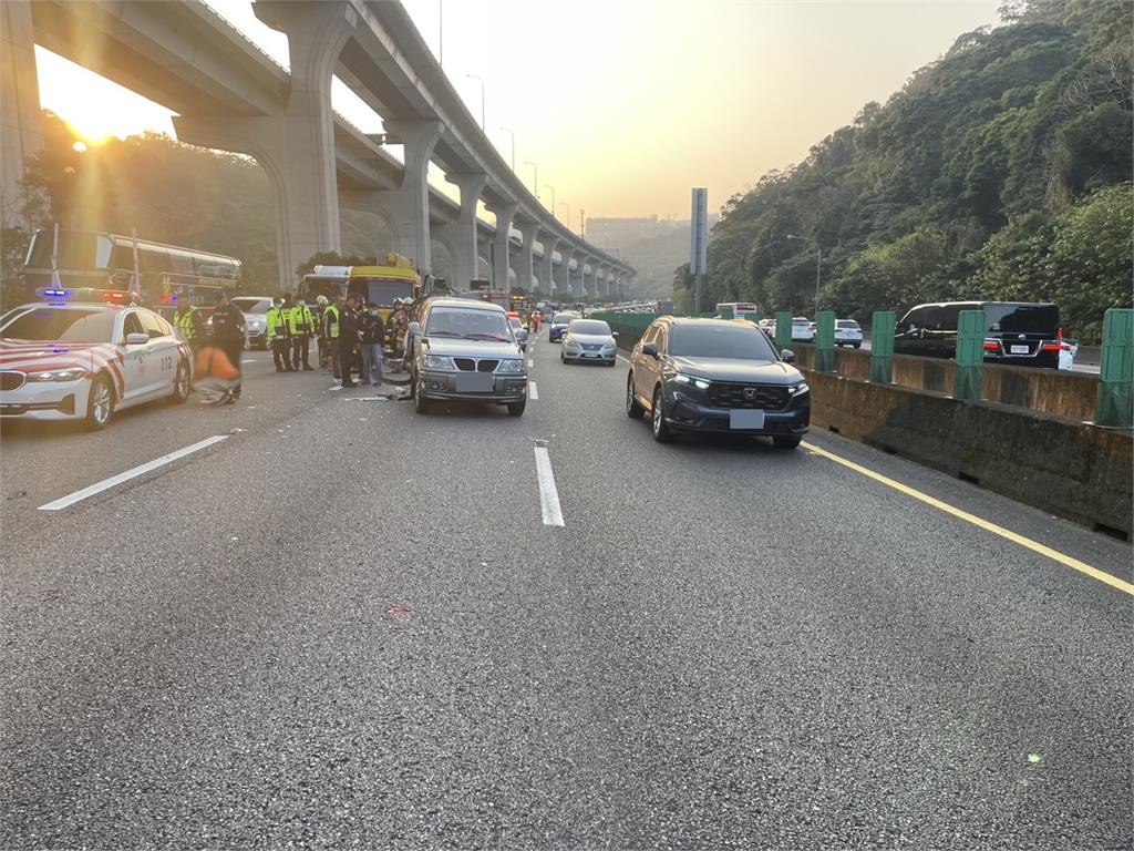 快新聞/上班塞爆!國1林口段一度回堵8公里 駕駛疑查看故障車輛遭撞死