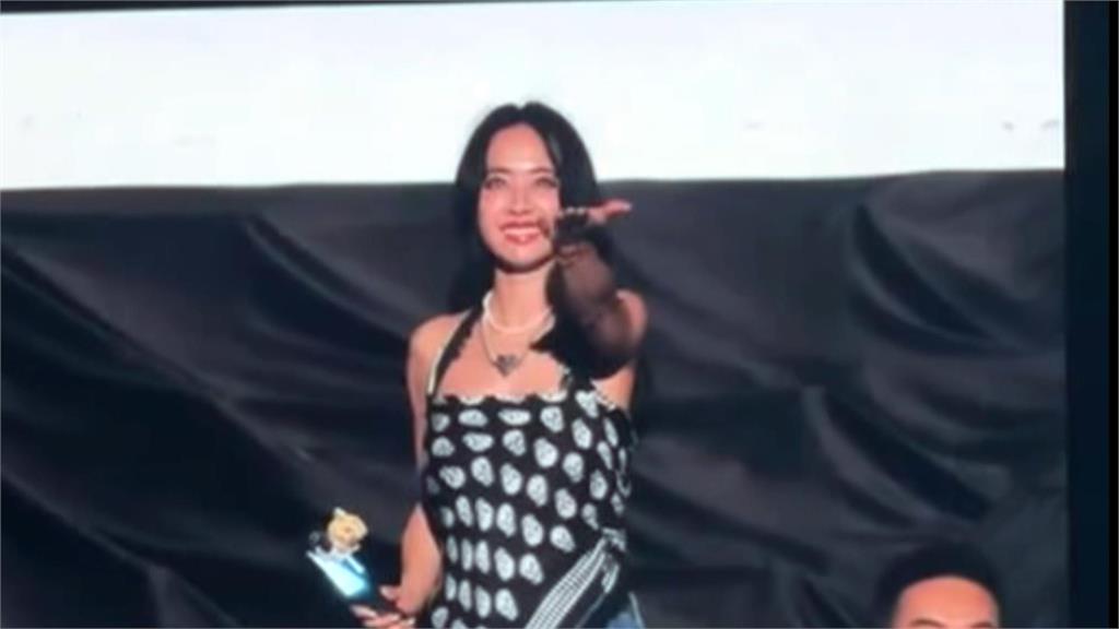 夢幻聯動！韓女團LE　SSERAFIM登台開唱　蔡依林驚喜現身觀眾席