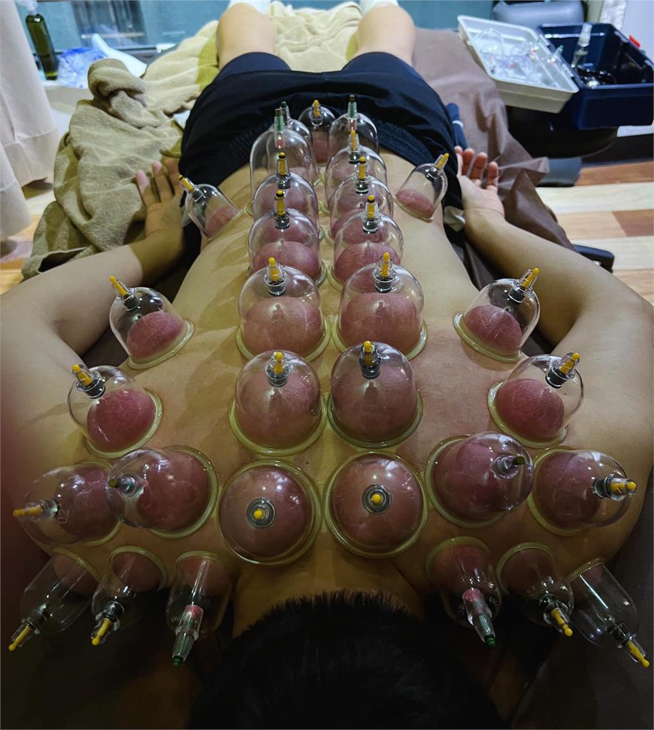 陳庭妮35歲生日胡宇威給「裸體祝福」!畫面太驚悚網喊:哥吉拉蛋糕?