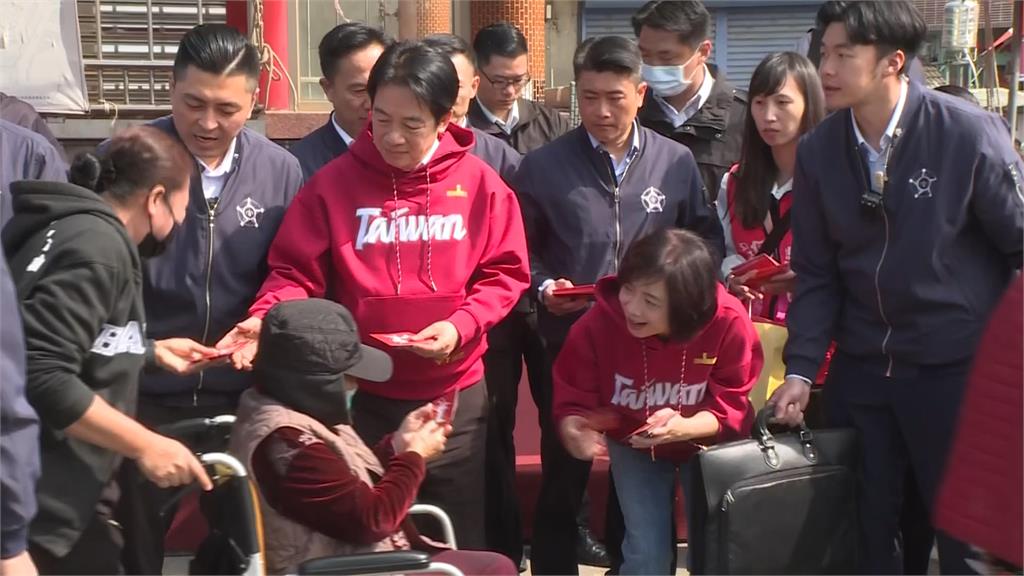 賴總統台中拜年合體何欣純　走春拜廟發送福袋拉抬聲勢