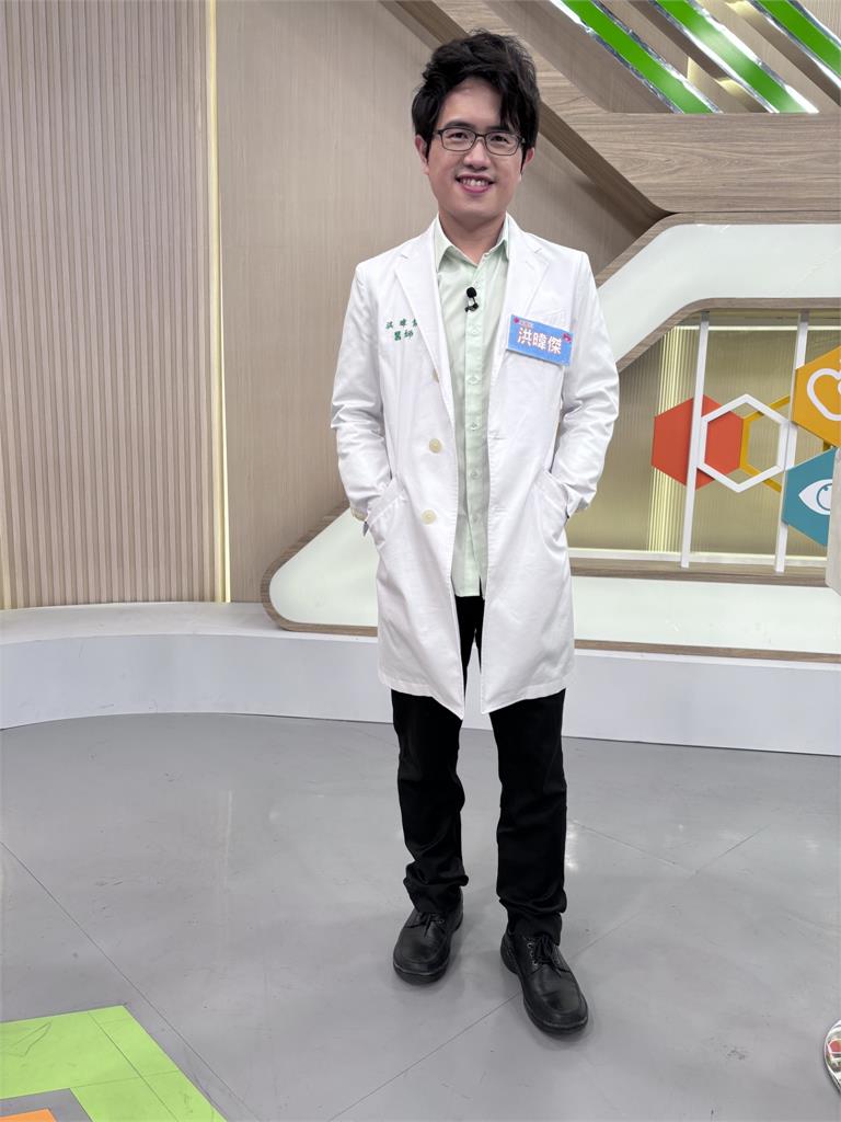《醫學大聯盟》梁佑南坦承髮際線後退!瀏海遮掩髮粉遮瑕反而更明顯
