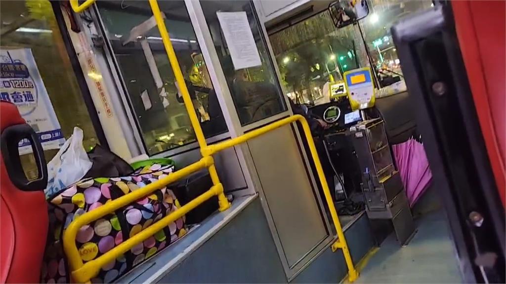 公車司機開車講電話「大談借錢利息」 乘客憂出意外!業者:給予行政懲處