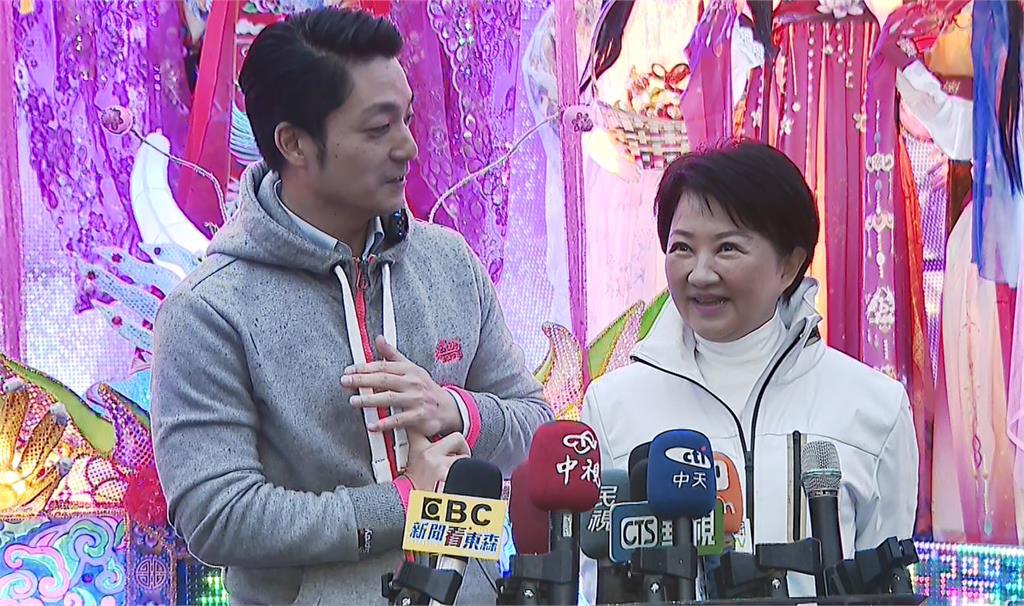 與台北市長蔣萬安看"撞臉花燈" 盧秀燕喊：「比我漂亮」