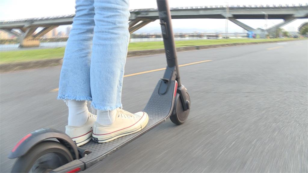 電動滑板車亂象! 女子險撞人嗆「合法上路」