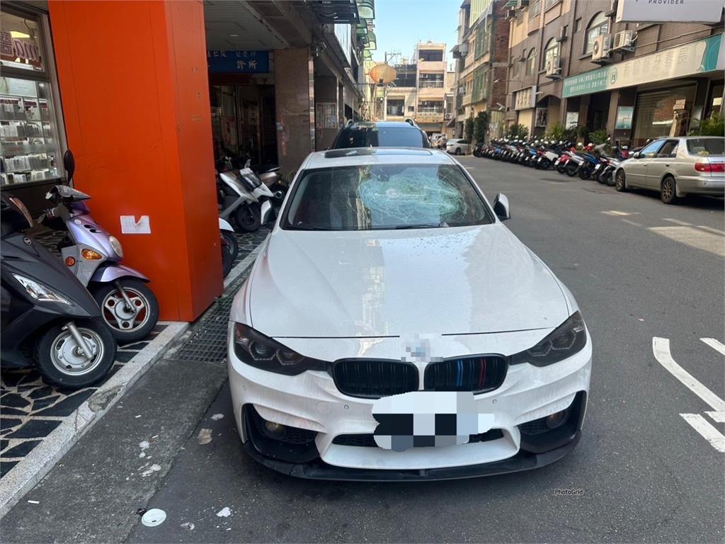 竹東驚見球棒隊!男猛砸朋友車洩憤 民眾看傻秒PO網