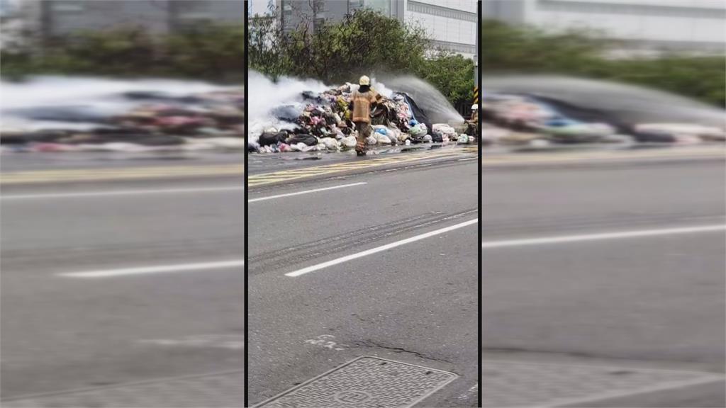 垃圾車工作中突冒煙 成堆垃圾山路邊起火燃燒
