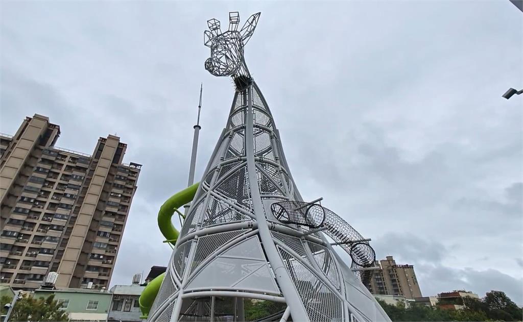 桃園市府斥資1.1億改造楓樹腳公園 16米高「超大長頸鹿」遊具屹立公園