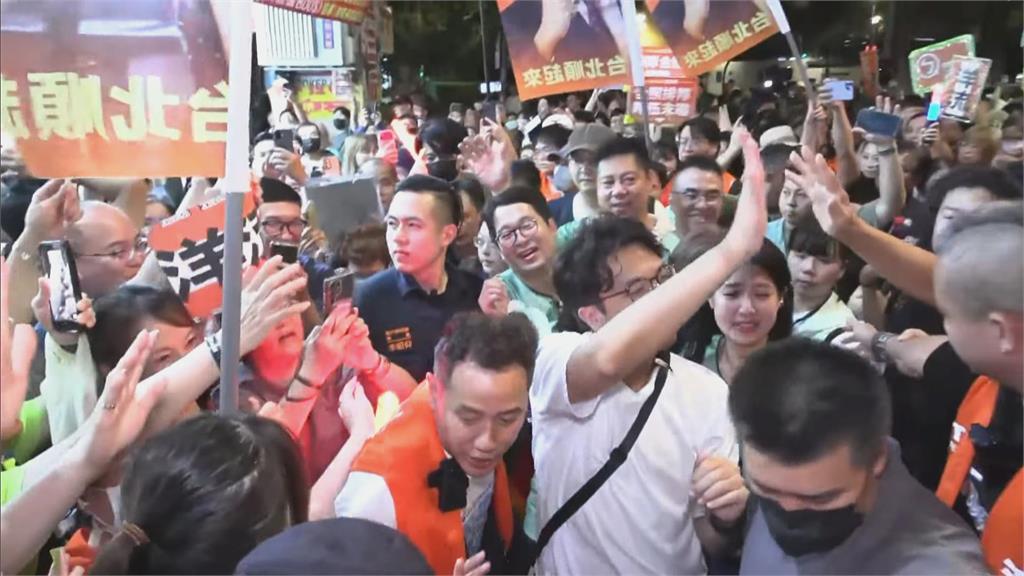 快新聞／延後公布沒用！延三夜市擠滿人潮　沈伯洋支持者高呼凍蒜
