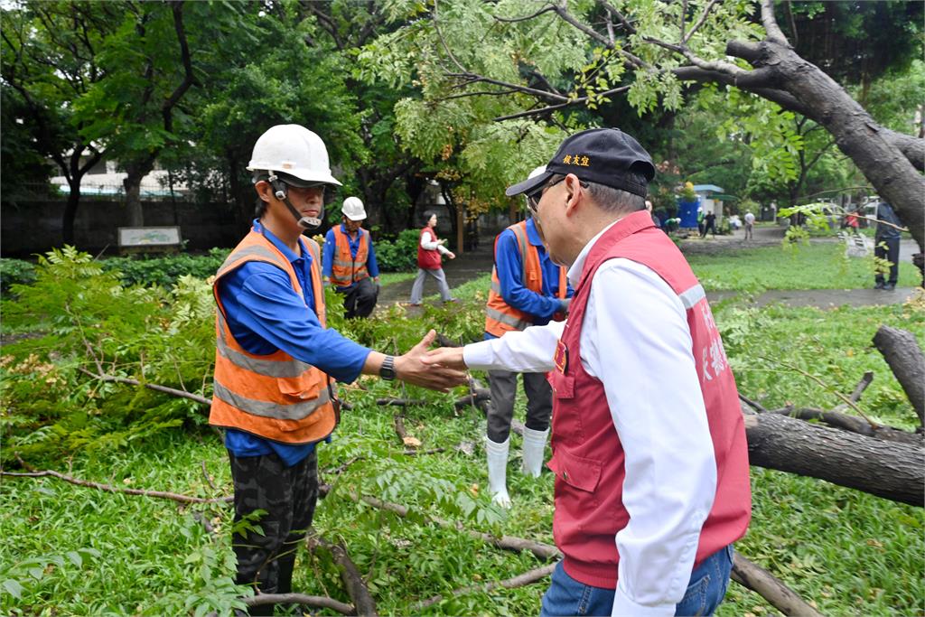 快新聞/新北大量路樹遭颱風吹倒! 侯友宜籲企業主:體恤員工因交通遲到