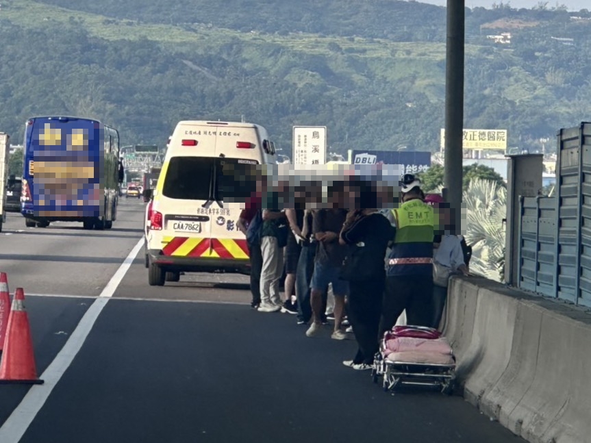 快新聞／下班注意！國1彰化系統「遊覽車起火」竄濃煙　駭人影像曝