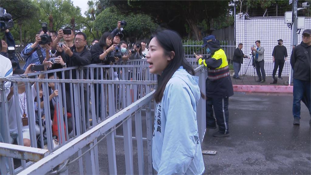 快新聞/王鴻薇硬闖北院管制區 與警員起口角畫面曝光