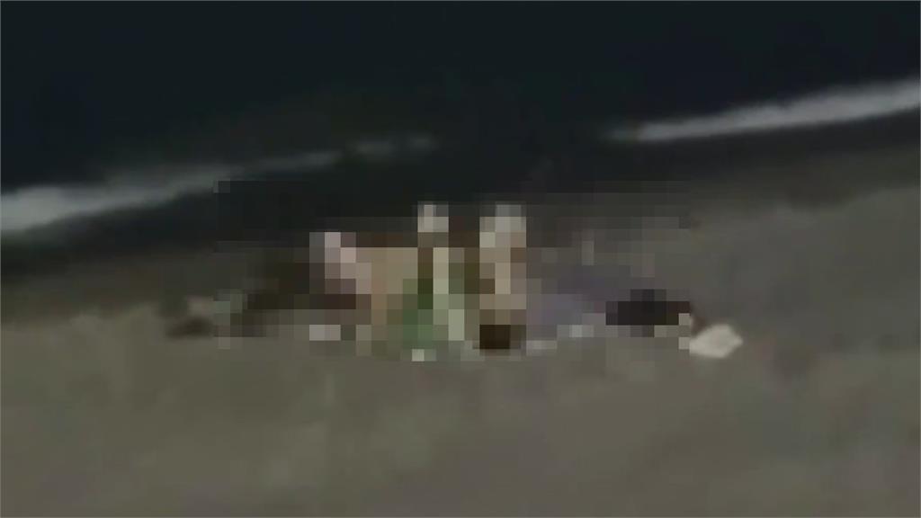 情侶躺海灘野戰！親熱一半「遭路人踹停」男友不爽嗆聲「超慘下場」曝光