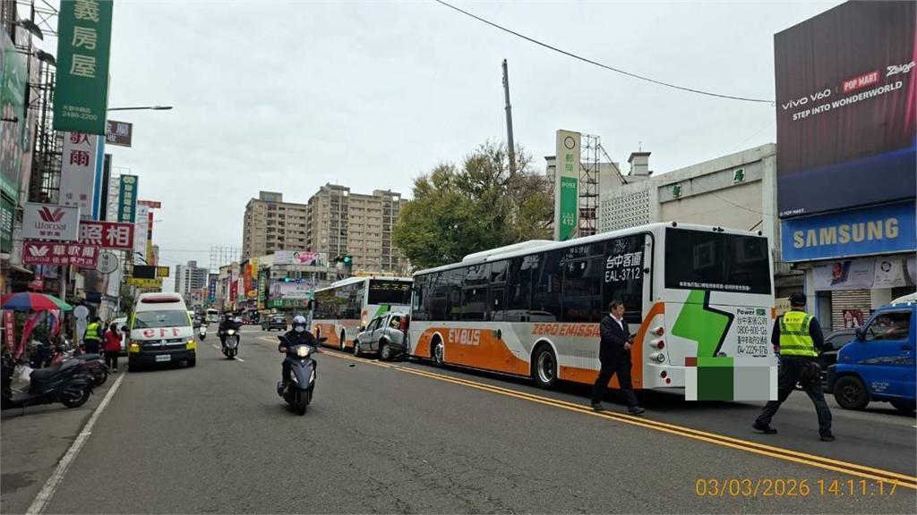 快新聞／詭！台中大里「小客車遭公車追撞」　慘淪為「夾心餅乾」
