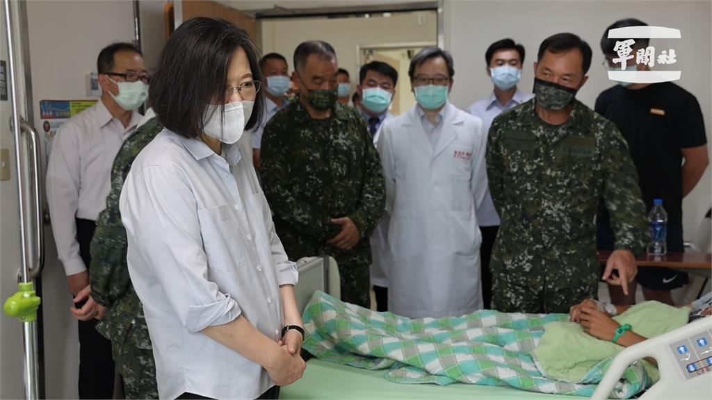 彈藥庫爆炸兩官兵重傷左手截肢 國防部長邱國正道歉