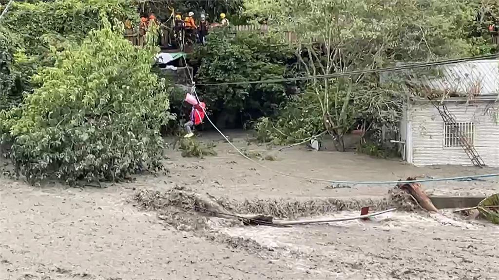 特搜隊橫渡繩索架第二組 陸空搶救大合擊!廬山受困者全撤出