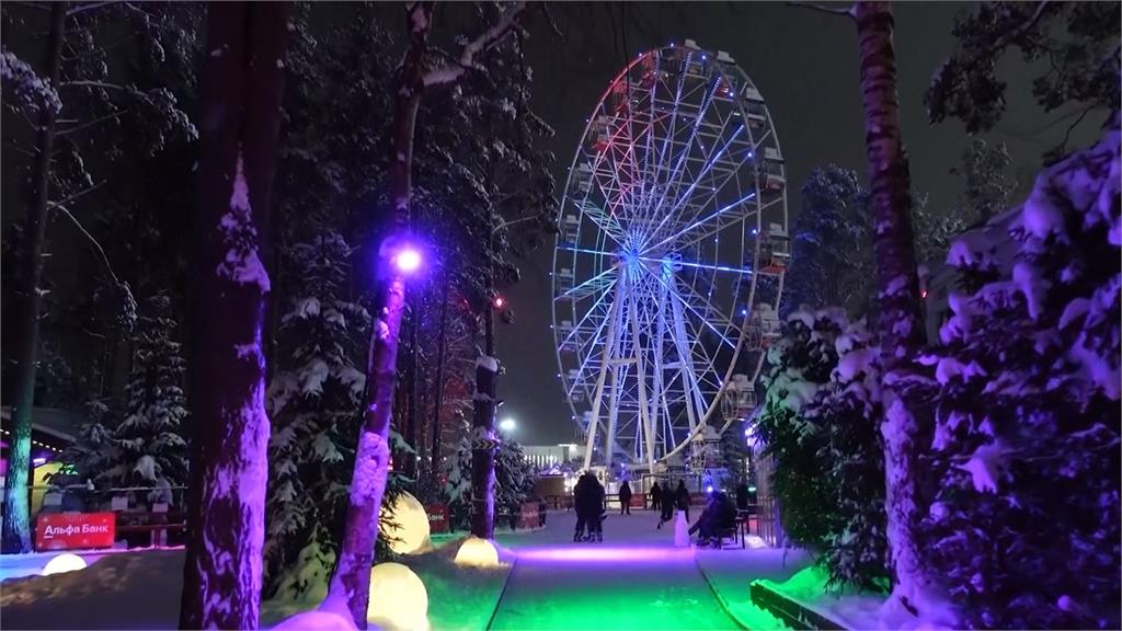 在這裡溜冰好夢幻！俄羅斯森林溜冰場　七彩燈光點綴如童話世界