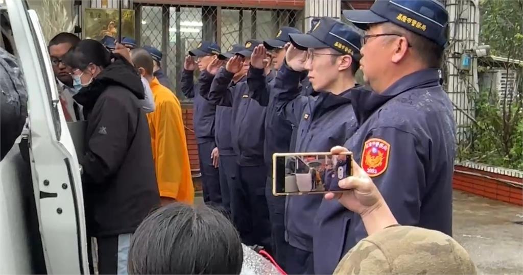 快新聞／家屬淚崩赴八堵分駐所招魂　同仁雨中列隊哭喊：昱鴻勤務結束一路好走