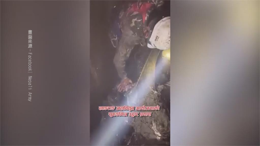 尼泊爾山洪隧道逾600人失聯　救難隊直升機抵達