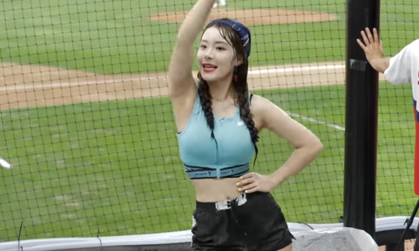 李多慧遭「水柱狂射」全身濕透!泳裝應援「左右狂震」洩火辣S曲線