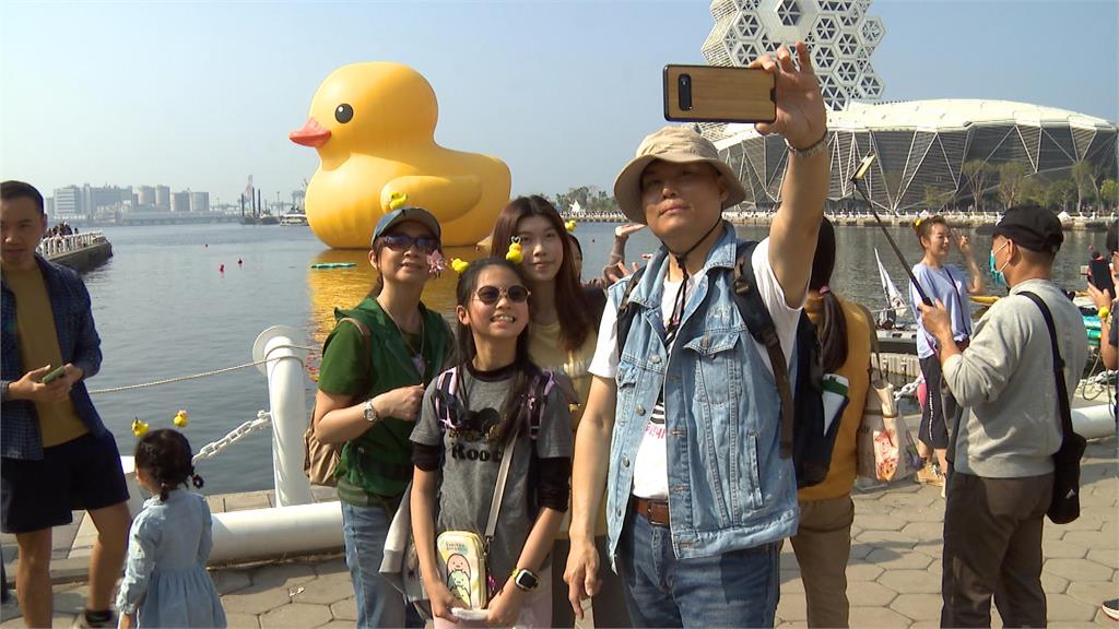 高雄黃色小鴨今謝幕! 遊客把握最後機會湧展區