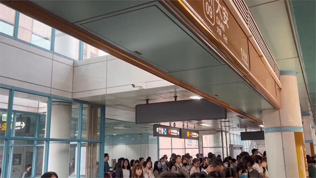 快新聞/通勤族一早心累!文湖線異常乘客乾等半小時 北捷說明了
