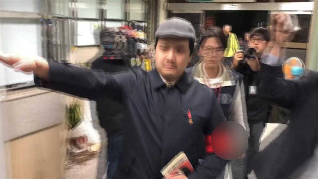 藍青年宋建樑「納粹裝扮」踩紅線 高中曾強吻馬英九