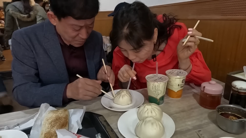 遊台初嚐傳統早餐!南韓爸媽竟用吸管吸肉包湯汁 網笑:擊中萌點
