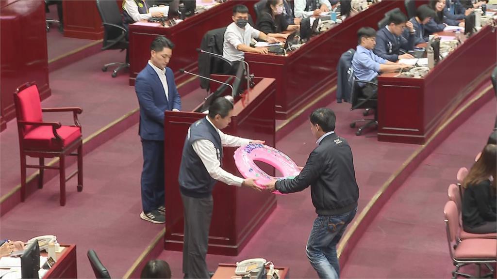 快新聞／雙城論壇將登場！洪健益送蔣萬安游泳圈：希望能直球對決