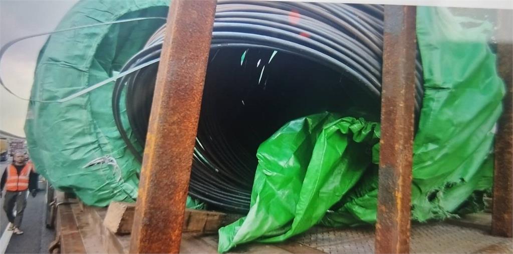 快新聞／「貨」從天降！國1聯結車掉落鐵線圈　中線車道轎車慘遭砸