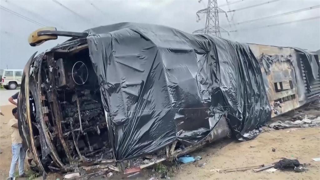 印度巴士高速公路上爆胎 翻覆起火25人死亡