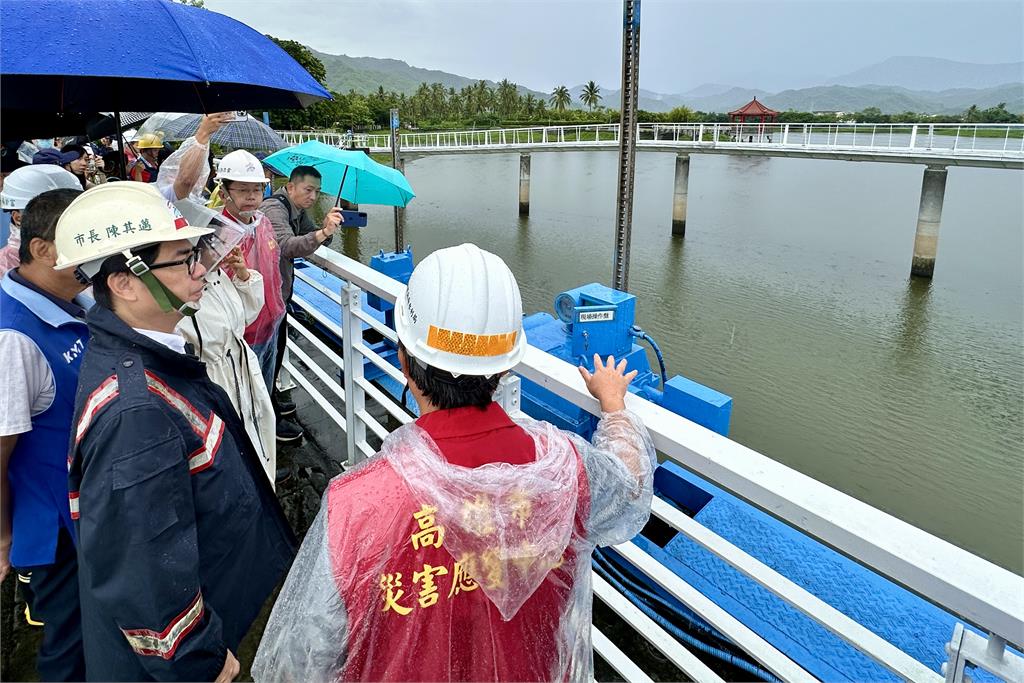 快新聞/丹娜絲暴風圈估16時觸高雄陸地 陳其邁視訊卓揆、冒雨視察美濃湖